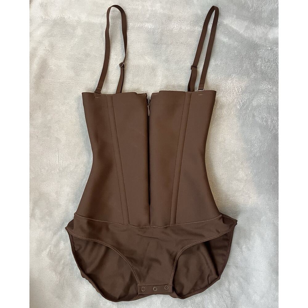 New Skims Body CS Waist Cincher Butt Lifting Brief Sz Medium PN-BRF-8651W Cocoa